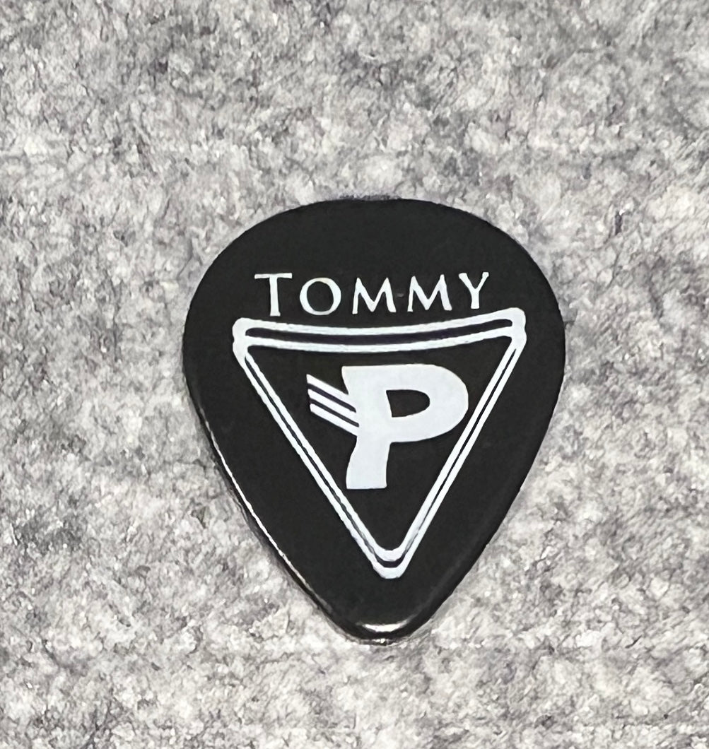 Gitarplekter med Pegasus-logo og Tommy sitt navn