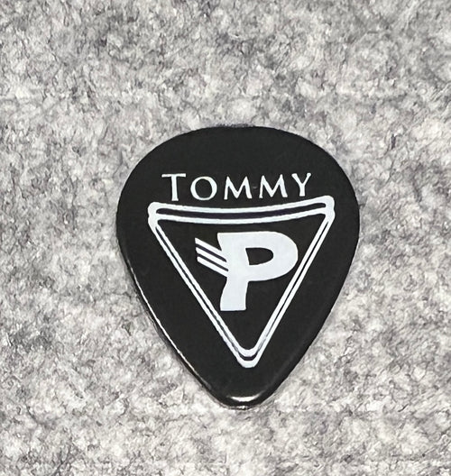 Gitarplekter med Pegasus-logo og Tommy sitt navn